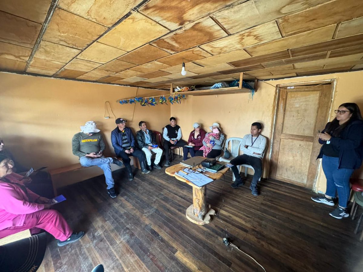 Agricultura_CZ6's tweet photo. #Azuay | Capacitamos sobre el uso de maquinaria agrícola de bajo impacto y proyectos de riego, promoviendo prácticas sostenibles. Además socializamos el proyecto de fomento a la producción agrícola y apícola a productores de la Asociación de Ganaderos Guarainag del cantón #Paute. https://t.co/iBQYa4zwwq