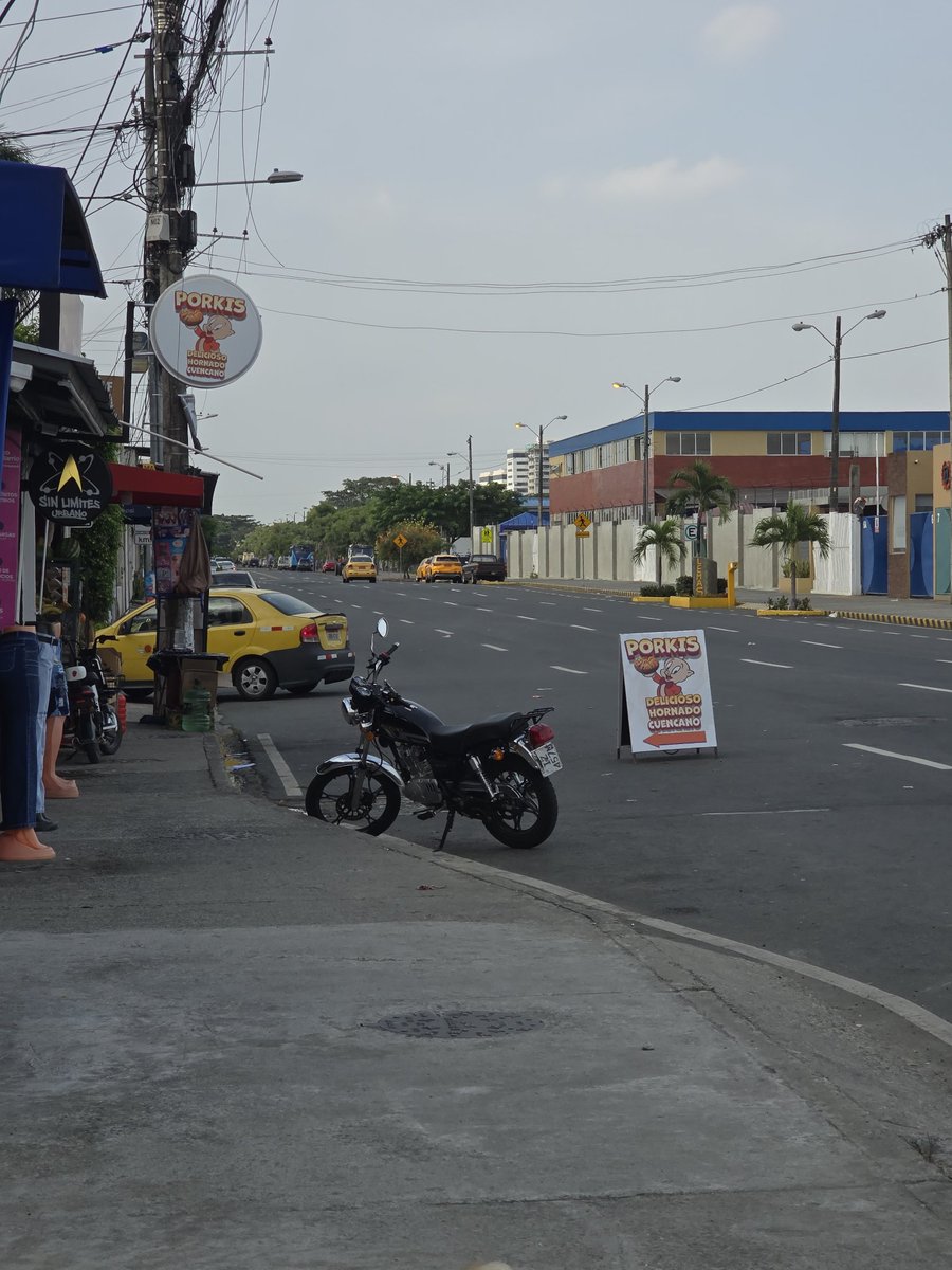ElBatole18's tweet photo. Siguen los dueños de la calle colocando sus letreros en media calle. Srs @ATM_Transito @alcaldiagye atender este caso en @Urb_MuchoLote2 por garita de visita en Urb Paraíso del Río 2. https://t.co/paluHveyZr