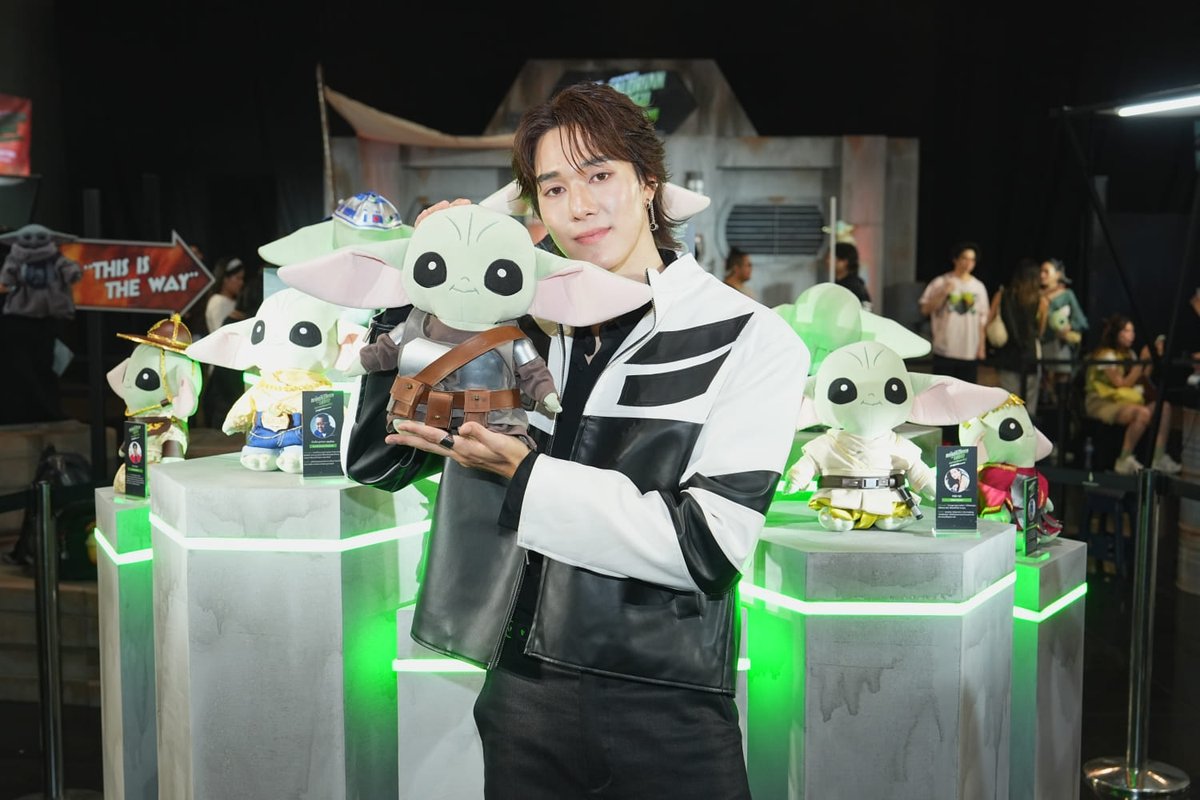 BrickinfoReport's tweet photo. "นานิ หิรัญกฤษฎิ์" ร่วมงานเปิดตัวภาพยนตร์ "The Mandalorian and Grogu แมนดาลอเรี่ยนและโกรกู" รอบกาล่าพรีเมียร์ ชวนเที่ยวตลาดนัดอวกาศถึง 3 มิ.ย. นี้
👉 https://t.co/RbCoZa7Ka7
NANI 1ST PRESENT MANDALORIAN
#Hirunkit_ #21พฤษภามาดูโกรกู #TheMandalorianandGroguTH #StarWarsTH #Brickinfo