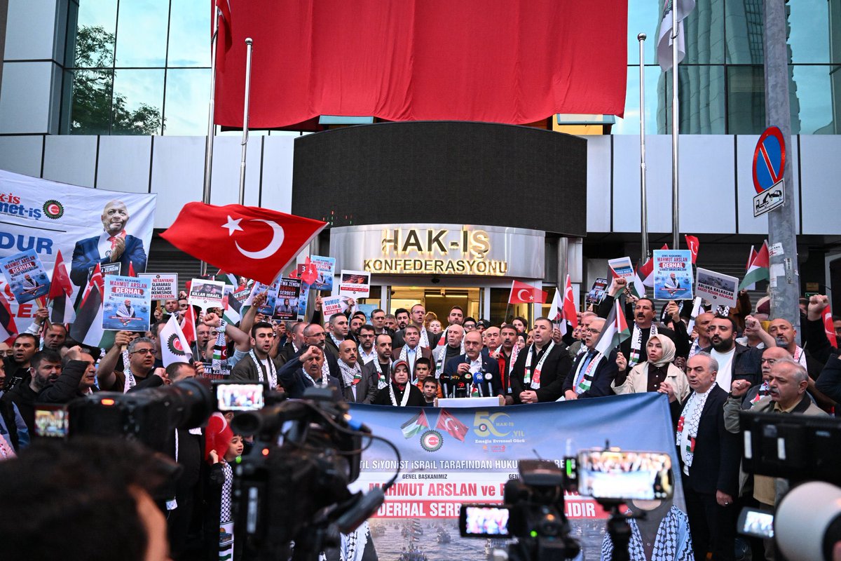 hakiskonf's tweet photo. “Mahmut Arslan Onurumuzdur”

“Arslan ve Zengin Derhal Serbest Bırakılmalıdır”

 HAK-İŞ Konfederasyonu olarak, Global SUMUD Filosunda yer alan Genel Başkanımız Mahmut Arslan ve Genel Sekreter Yardımcımız Fatma Zengin’in siyonist İsrail tarafından uluslararası sularda hukuksuzca alıkonulmasını en güçlü şekilde kınıyoruz. Genel Başkanımız Mahmut Arslan ve Genel Sekreter Yardımcımız Fatma Zengin’in derhal serbest bırakılmasını istiyoruz. “Mahmut Arslan Onurumuzdur, Fatma Zengin Yalnız Değildir” diyoruz. 

HAK-İŞ Konfederasyonu olarak, Genel Başkanımız Mahmut Arslan ve Genel Sekreter Yardımcımız Fatma Zengin başta olmak üzere tüm aktivistlerin Siyonist İsrail Devleti tarafından uluslararası sularda hukuksuzca alıkonulmasını 19 Mayıs 2026 tarihinde HAK-İŞ Genel Merkezi önünde protesto ettik.

#WatchSumudSeeTruth

https://t.co/j7iqJ4NfU4