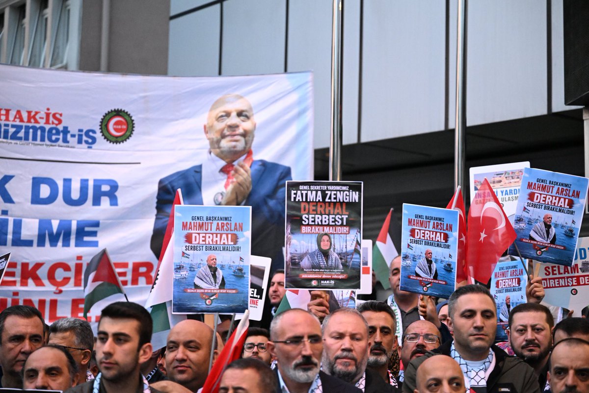 hakiskonf's tweet photo. “Mahmut Arslan Onurumuzdur”

“Arslan ve Zengin Derhal Serbest Bırakılmalıdır”

 HAK-İŞ Konfederasyonu olarak, Global SUMUD Filosunda yer alan Genel Başkanımız Mahmut Arslan ve Genel Sekreter Yardımcımız Fatma Zengin’in siyonist İsrail tarafından uluslararası sularda hukuksuzca alıkonulmasını en güçlü şekilde kınıyoruz. Genel Başkanımız Mahmut Arslan ve Genel Sekreter Yardımcımız Fatma Zengin’in derhal serbest bırakılmasını istiyoruz. “Mahmut Arslan Onurumuzdur, Fatma Zengin Yalnız Değildir” diyoruz. 

HAK-İŞ Konfederasyonu olarak, Genel Başkanımız Mahmut Arslan ve Genel Sekreter Yardımcımız Fatma Zengin başta olmak üzere tüm aktivistlerin Siyonist İsrail Devleti tarafından uluslararası sularda hukuksuzca alıkonulmasını 19 Mayıs 2026 tarihinde HAK-İŞ Genel Merkezi önünde protesto ettik.

#WatchSumudSeeTruth

https://t.co/j7iqJ4NfU4