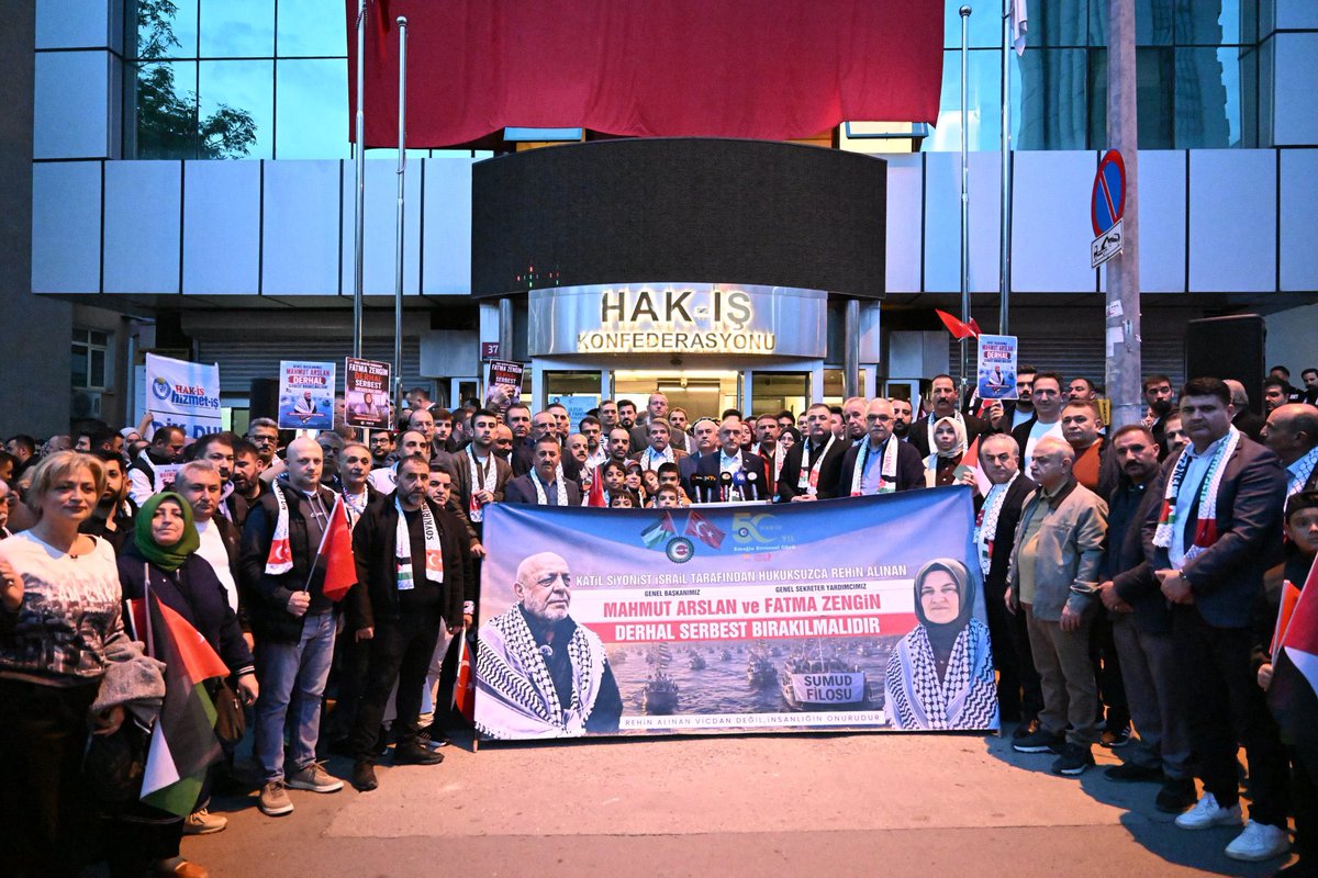 hakiskonf's tweet photo. “Mahmut Arslan Onurumuzdur”

“Arslan ve Zengin Derhal Serbest Bırakılmalıdır”

 HAK-İŞ Konfederasyonu olarak, Global SUMUD Filosunda yer alan Genel Başkanımız Mahmut Arslan ve Genel Sekreter Yardımcımız Fatma Zengin’in siyonist İsrail tarafından uluslararası sularda hukuksuzca alıkonulmasını en güçlü şekilde kınıyoruz. Genel Başkanımız Mahmut Arslan ve Genel Sekreter Yardımcımız Fatma Zengin’in derhal serbest bırakılmasını istiyoruz. “Mahmut Arslan Onurumuzdur, Fatma Zengin Yalnız Değildir” diyoruz. 

HAK-İŞ Konfederasyonu olarak, Genel Başkanımız Mahmut Arslan ve Genel Sekreter Yardımcımız Fatma Zengin başta olmak üzere tüm aktivistlerin Siyonist İsrail Devleti tarafından uluslararası sularda hukuksuzca alıkonulmasını 19 Mayıs 2026 tarihinde HAK-İŞ Genel Merkezi önünde protesto ettik.

#WatchSumudSeeTruth

https://t.co/j7iqJ4NfU4