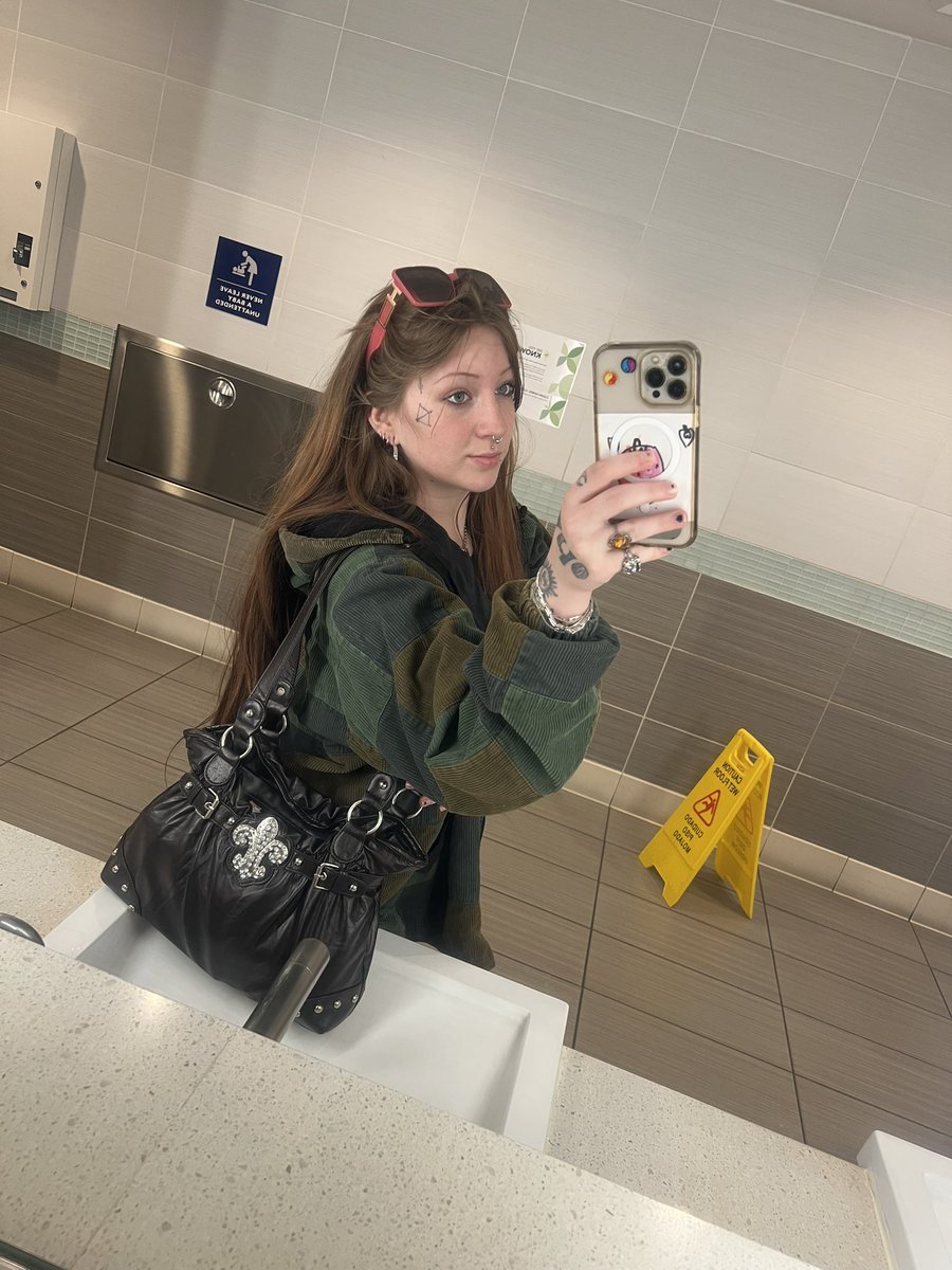 haily ✯ CASHBRAT tweet media