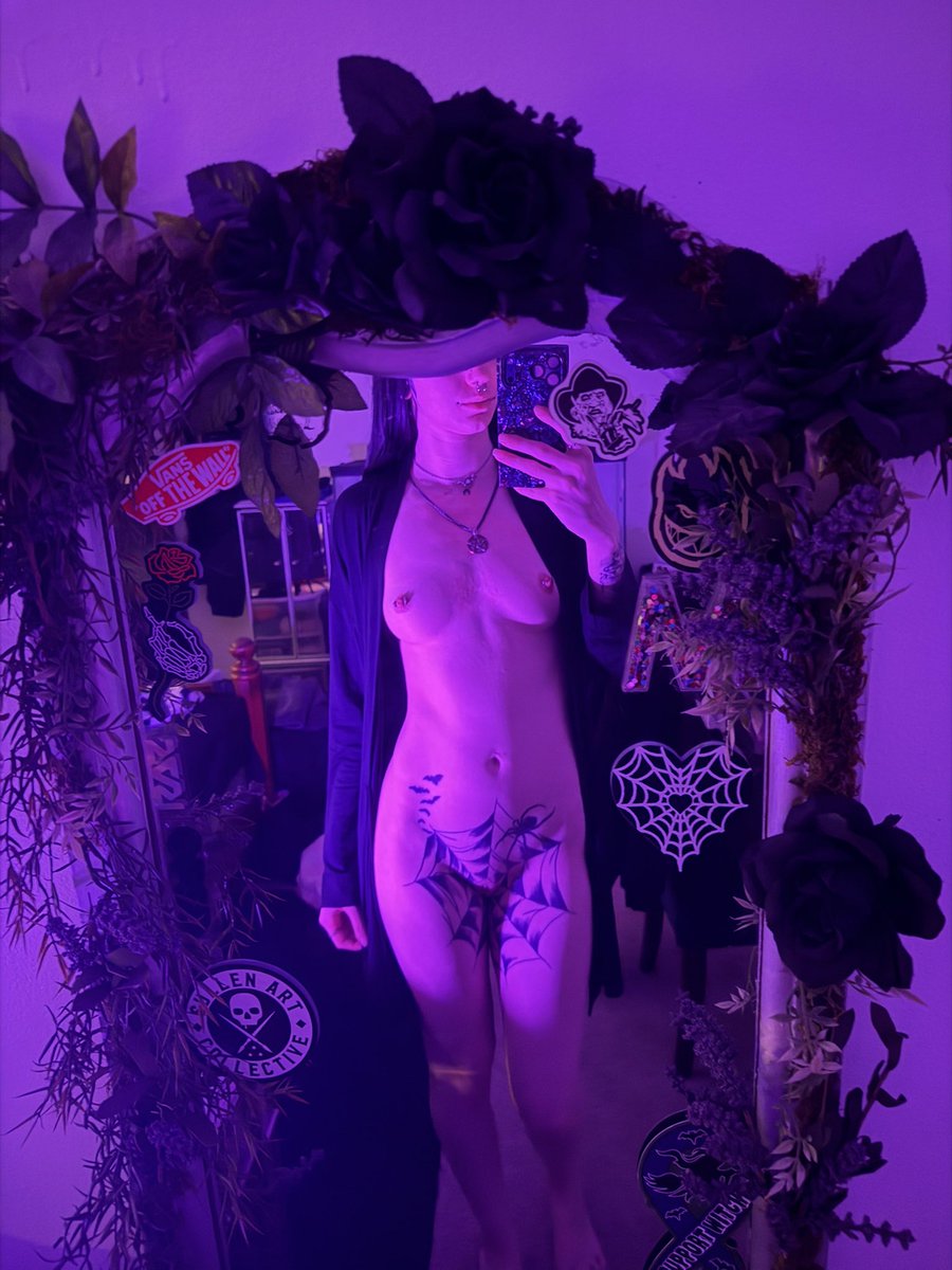undead_ahead112's tweet photo. In love with my tattoo 🕸️🕷️
#nsfwtw #altgirls #sellingpics #tattoos https://t.co/j2JCnCuT6w