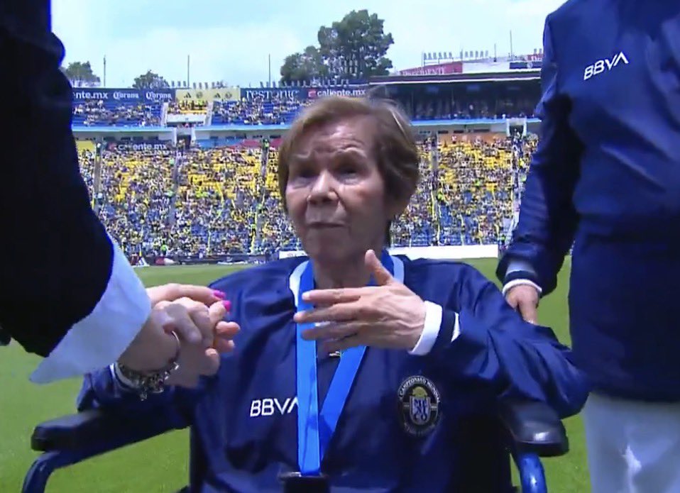 joserra_espn's tweet photo. Después de más de 50 años, por fin las voltearon a ver como se merecen. Las seleccionadas mexicanas de 1971 tuvieron un homenaje que la historia les debía. 
Leyendas! https://t.co/c9sTDkh9l7