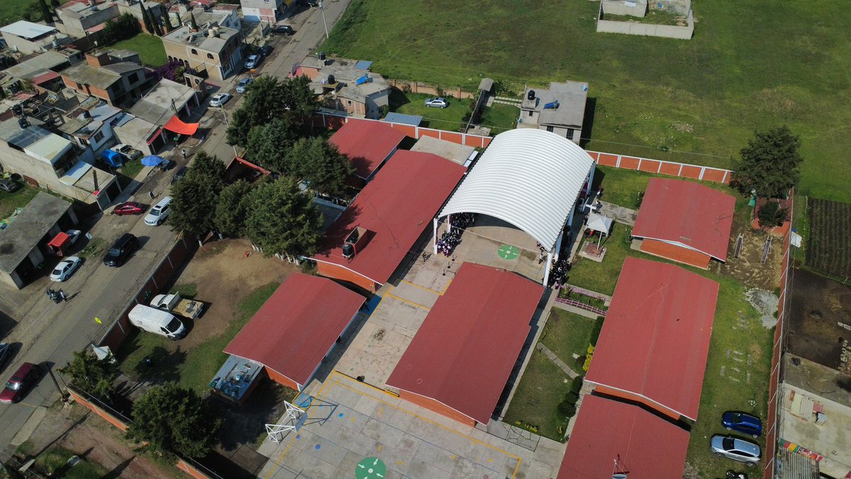 rimoba's tweet photo. Cuando una escuela mejora, también mejora toda la comunidad. 🙌🏼 🏫 

Hoy entregamos el arcotecho de la Primaria Alfredo Uruchurtu, en Cerrillo Piedras Blancas, en beneficio de 376 niñas y niños, docentes y personal administrativo.

Seguimos dignificando los espacios educativos con acciones como “Yo pongo guapa mi escuela”, porque nuestras niñas y niños merecen aprender, jugar y convivir en lugares seguros, bonitos y protegidos del sol y la lluvia.

En #Toluca trabajamos en equipo con la Presidenta @Claudiashein y nuestra Gobernadora @delfinagomeza, porque cuidar la educación es cuidar el futuro.

#TolucaCapitalDeOportunidadesYProgreso
#RicardoMoreno