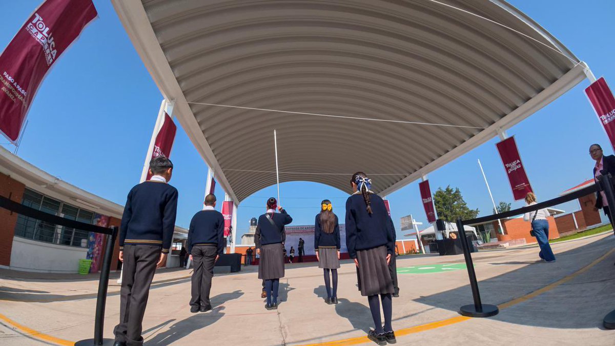 rimoba's tweet photo. Cuando una escuela mejora, también mejora toda la comunidad. 🙌🏼 🏫 

Hoy entregamos el arcotecho de la Primaria Alfredo Uruchurtu, en Cerrillo Piedras Blancas, en beneficio de 376 niñas y niños, docentes y personal administrativo.

Seguimos dignificando los espacios educativos con acciones como “Yo pongo guapa mi escuela”, porque nuestras niñas y niños merecen aprender, jugar y convivir en lugares seguros, bonitos y protegidos del sol y la lluvia.

En #Toluca trabajamos en equipo con la Presidenta @Claudiashein y nuestra Gobernadora @delfinagomeza, porque cuidar la educación es cuidar el futuro.

#TolucaCapitalDeOportunidadesYProgreso
#RicardoMoreno