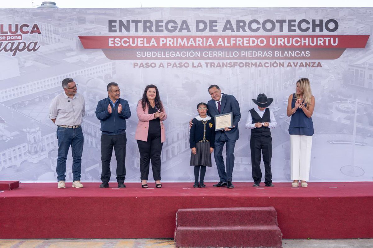 rimoba's tweet photo. Cuando una escuela mejora, también mejora toda la comunidad. 🙌🏼 🏫 

Hoy entregamos el arcotecho de la Primaria Alfredo Uruchurtu, en Cerrillo Piedras Blancas, en beneficio de 376 niñas y niños, docentes y personal administrativo.

Seguimos dignificando los espacios educativos con acciones como “Yo pongo guapa mi escuela”, porque nuestras niñas y niños merecen aprender, jugar y convivir en lugares seguros, bonitos y protegidos del sol y la lluvia.

En #Toluca trabajamos en equipo con la Presidenta @Claudiashein y nuestra Gobernadora @delfinagomeza, porque cuidar la educación es cuidar el futuro.

#TolucaCapitalDeOportunidadesYProgreso
#RicardoMoreno