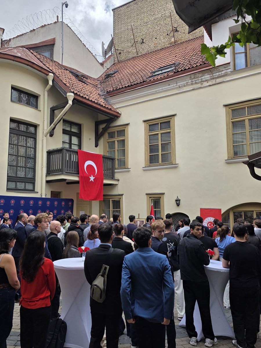 TC_VilniusBE's tweet photo. 19 Mayıs Atatürk’ü Anma, Gençlik ve Spor Bayramı’nı geleceğimizin teminatı gençlerimizle bir araya gelerek birlikte kutladık. 

Tüm gençlerimizin 19 Mayıs Bayramını kutluyoruz. 🇹🇷 https://t.co/OBYCCDdKbl