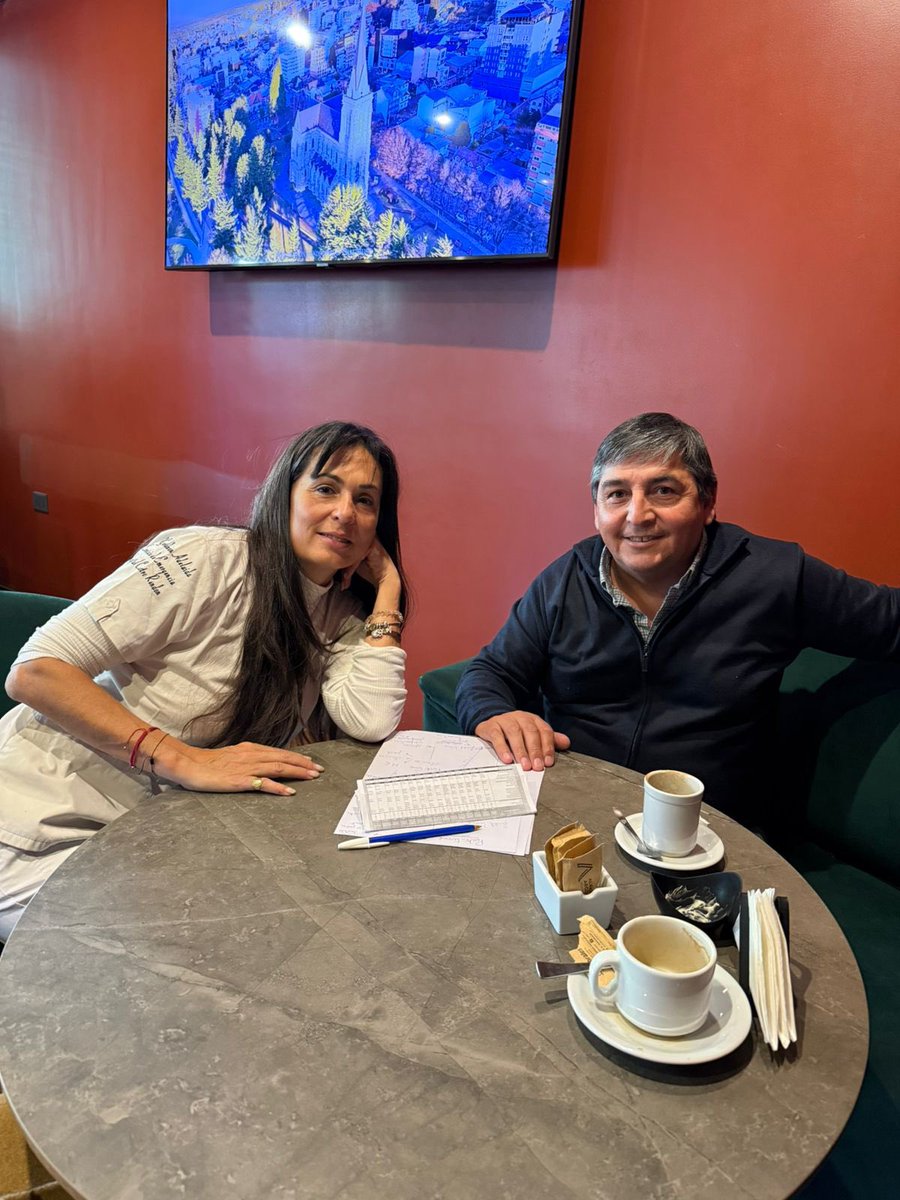 CQuintriqueoOk's tweet photo. Hoy nos volvimos a encontrar con @adegoldman .
Como siempre, mantuvimos una conversación más que productiva, trabajando sobre temas de gran importancia para un sistema de salud que necesita ser sostenido.

Coincidimos en que, en tiempos donde el Estado se retira dejando sin respuestas ni soluciones a la población, debemos construir propuestas que devuelvan esperanza.
#SaludPública #Neuquen