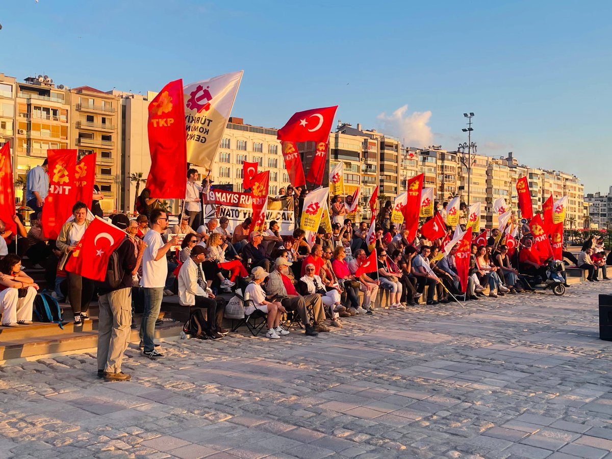 TKGSosyal's tweet photo. 19 Mayıs'ta yükselen bağımsızlık bayrağını yükseltmek için NATO'yu da yerli işbirlikçilerini de memleketimizden söküp atmak için İzmir'de buluştuk. 

Emeğin Cumhuriyeti'ni kuracak. NATO'yu bu topraklardan kovacağız https://t.co/p2h9vc9x77