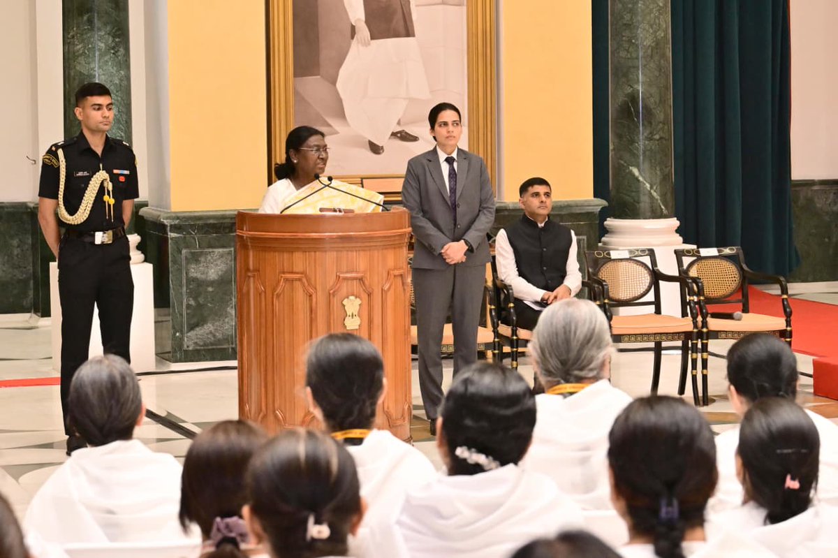 BrahmaKumaris's tweet photo. Heartfelt gratitude to the Hon’ble President for appreciating the contributions of Brahma Kumaris towards peace, spiritual empowerment, and value-based living.
#BrahmaKumaris #RashtrapatiBhavan #PresidentOfIndia #SocialServiceWing #SpARC #AccountsAndFinance #Spirituality #NationBuilding #OmShanti