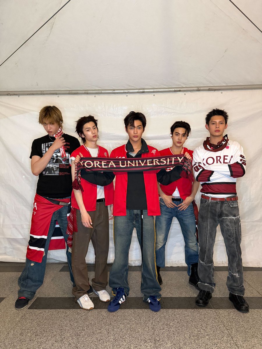 cortislace's tweet photo. Theyre so #swagged out im genuinely gagged https://t.co/HHT5ZE5zYT