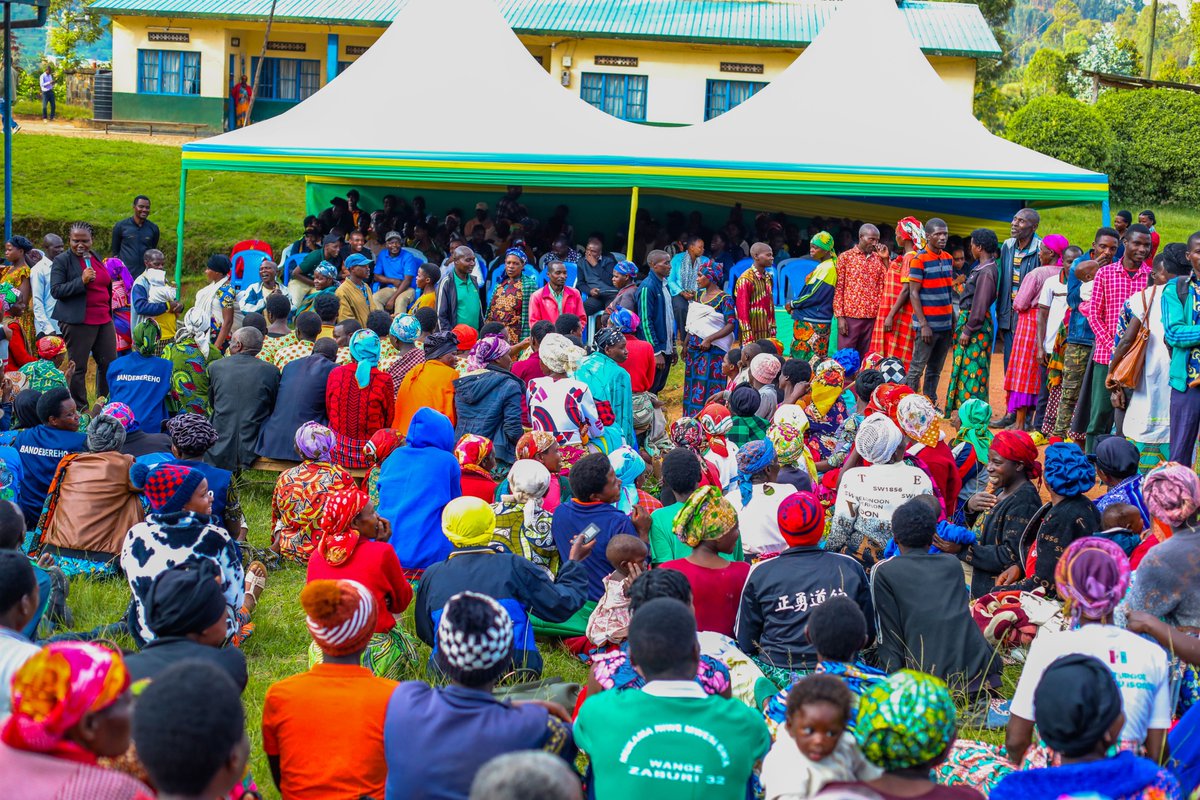GakenkeDistrict's tweet photo. @KamubugaS @muka_vestine @AimeNiyonsenga @UwamahoroThere1 @RwandaLocalGov @RwandaGender @gahundemaurice @rwamrec Visi Meya ushinzwe Imibereho myiza y'abaturage, @UwamahoroThere1 yavuze ko umuryango ushoboye kandi utekanye ari wo shingiro ry’iterambere rirambye,kandi ko abawugize barangwa no kugira uruhare mu bukungu bwawo, isuku, kurwanya imirire mibi no guha abana uburere n’uburezi bikwiye https://t.co/1R16iiASVP