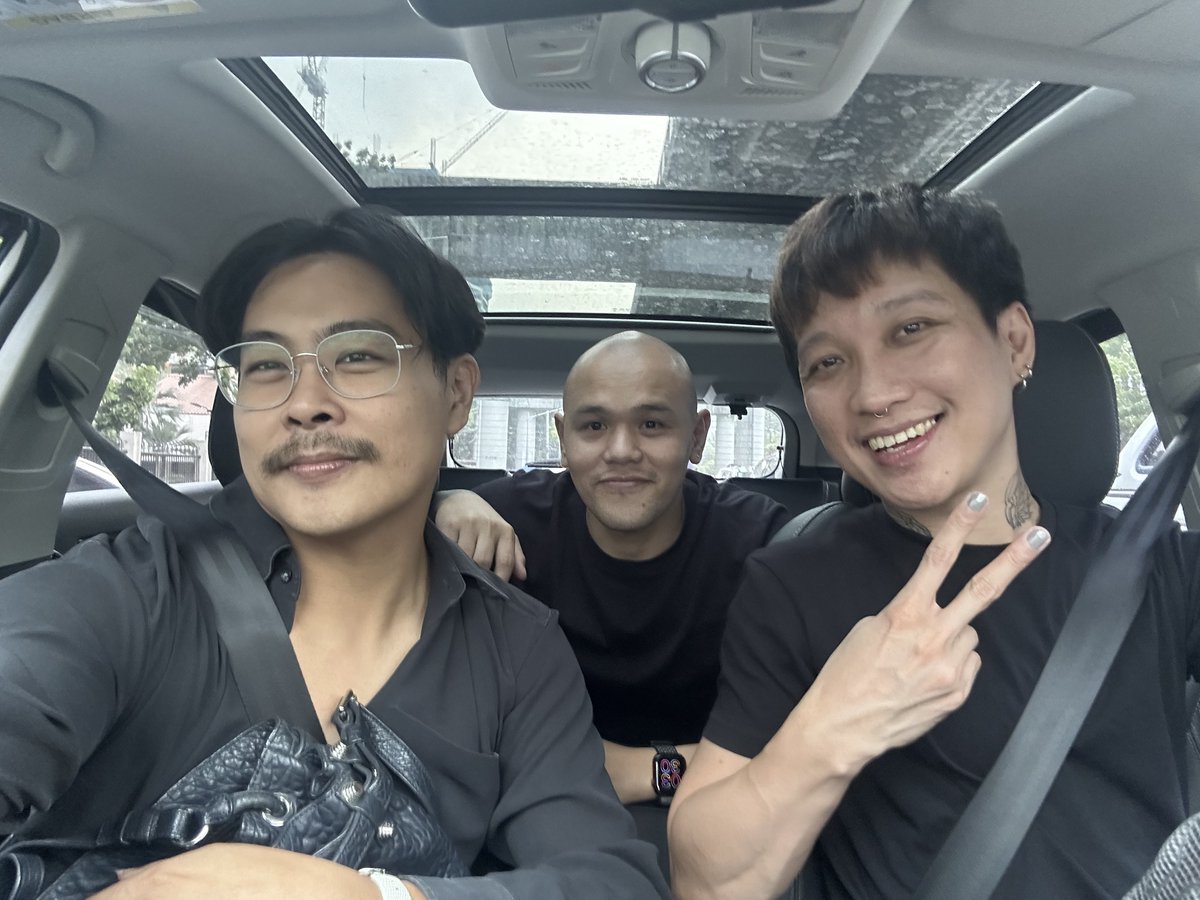 HamViloria's tweet photo. You just cant go wrong when you’re wearing black. @JustEdd2140 @Emorenoflash https://t.co/keJpbxBKAC