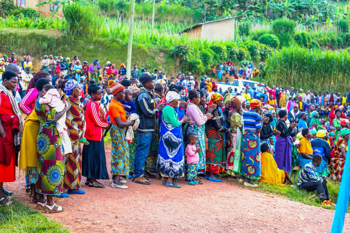 GakenkeDistrict's tweet photo. @KamubugaS @muka_vestine @AimeNiyonsenga @UwamahoroThere1 @RwandaLocalGov @RwandaGender @gahundemaurice @rwamrec Visi Meya ushinzwe Imibereho myiza y'abaturage, @UwamahoroThere1 yavuze ko umuryango ushoboye kandi utekanye ari wo shingiro ry’iterambere rirambye,kandi ko abawugize barangwa no kugira uruhare mu bukungu bwawo, isuku, kurwanya imirire mibi no guha abana uburere n’uburezi bikwiye https://t.co/1R16iiASVP