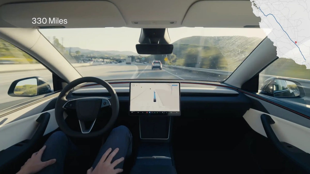 _strssr_'s tweet photo. Latest Tesla FSD version (v14.3.3):

Smoother driving: Fewer jerky maneuvers, better reactions to other road users, bikes, pedestrians, and tight spaces. Many users say it drives almost "humanly."

Faster and smarter decisions: Thanks to rewritten AI compilers, it reacts faster, especially in poor visibility.

New features:

Intervention-free Streak Counter: Shows live how many kilometers you've driven without intervention – truly motivating.

Improved emergency vehicle detection (police, fire, ambulance) – automatically pulls over or stops.

Improved Neural Network navigation: Blocked roads and detours are handled more intelligently.

Speed ​​Profiles & Arrival Options: You can choose how aggressively it drives and where exactly it parks (parking lot, street, driveway, etc.).

Safety: Tesla data shows 1 crash per ~7.4 million miles – significantly better than the US average. Many videos show real saves.