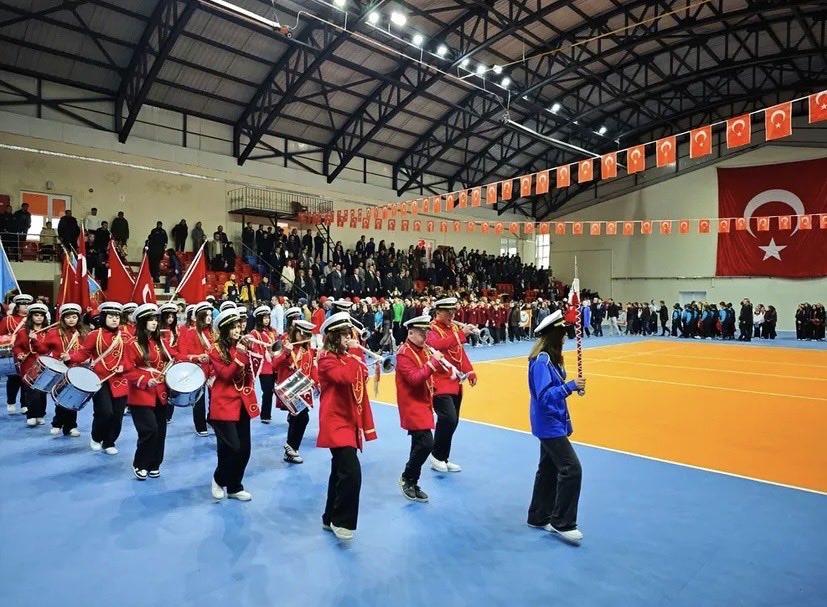 AkkusLisesi's tweet photo. 19 Mayıs Atatürk’ü Anma, Gençlik ve Spor Bayramı Akkuş ilçemizde büyük bir coşku ve gururla kutlandı.
Programa ilçe protokolü, öğretmenler, öğrenciler ve vatandaşlar yoğun katılım sağladı.
19 Mayıs Atatürk’ü Anma, Gençlik ve Spor Bayramımız kutlu olsun. https://t.co/m8ZXi5fWEI