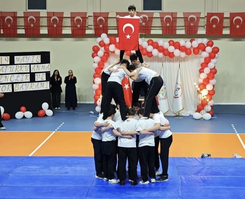 AkkusLisesi's tweet photo. 19 Mayıs Atatürk’ü Anma, Gençlik ve Spor Bayramı Akkuş ilçemizde büyük bir coşku ve gururla kutlandı.
Programa ilçe protokolü, öğretmenler, öğrenciler ve vatandaşlar yoğun katılım sağladı.
19 Mayıs Atatürk’ü Anma, Gençlik ve Spor Bayramımız kutlu olsun. https://t.co/m8ZXi5fWEI