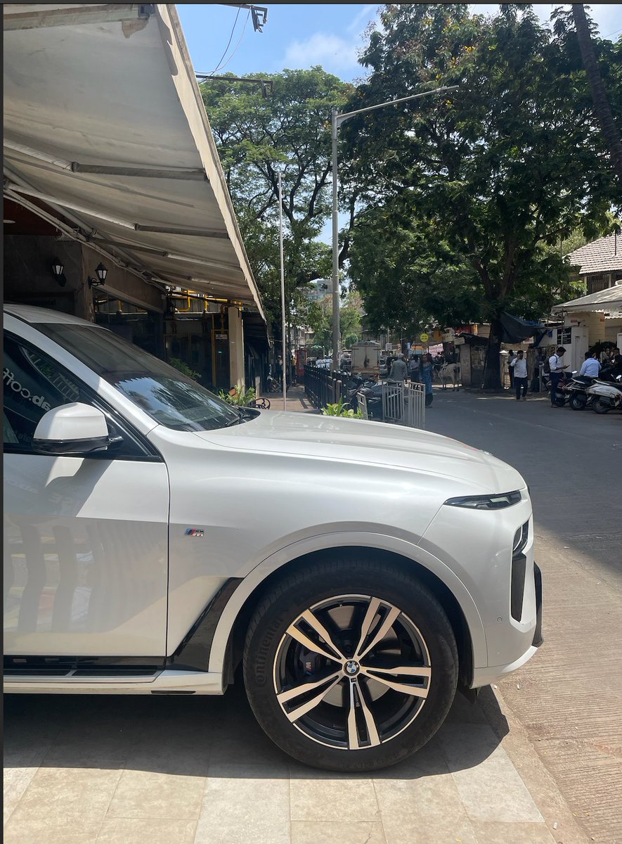 ayuwritestech's tweet photo. 🚨 6 months. Countless complaints. Zero action.Public footpath outside UniContinental Hotel, Road No. 3, Khar West has been illegally encroached &amp; used as private parking — forcing senior citizens &amp; children onto the main road.@MTPHereToHelp @CPMumbaiPolice @mybmcWardHW @mybmc https://t.co/icRQwVCDLT