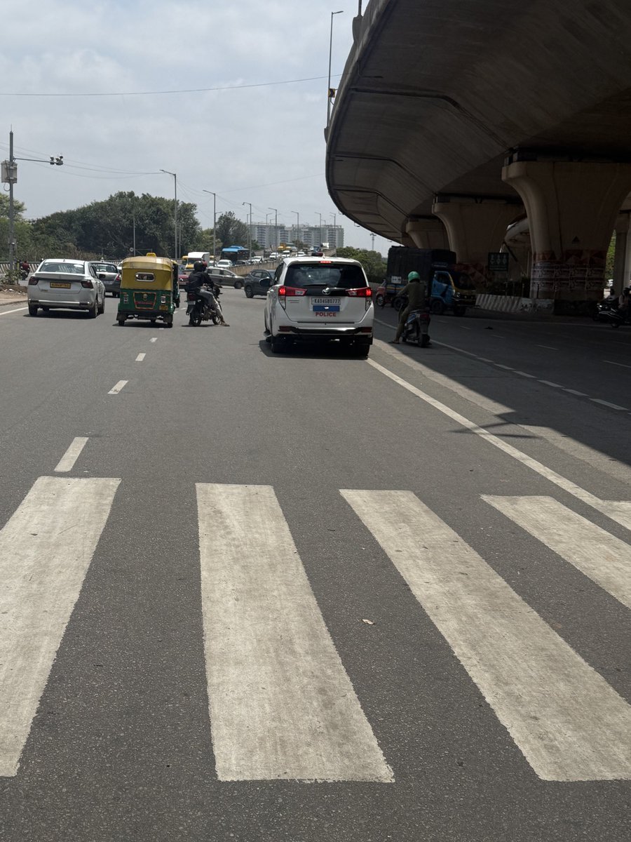 im_jethu's tweet photo. Law protecters breaking the law!
Will law take action now?
This police was stopped far ahead from the traffic stop on red light
@blrcitytraffic @BlrCityPolice https://t.co/bTErkpce49
