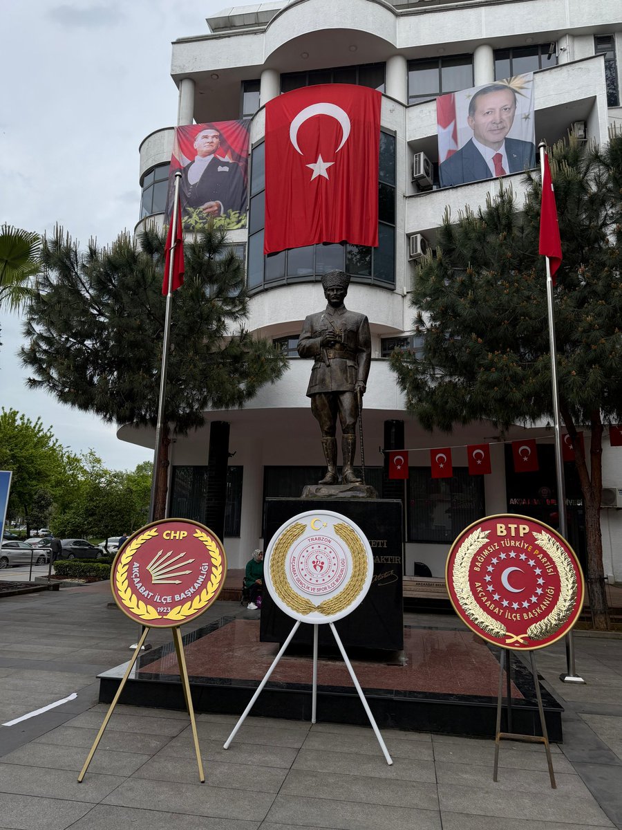 btpakcaabat's tweet photo. Akçaabat Atatürk Parkı’nda
19 Mayıs Atatürk’ü Anma Gençlik ve Spor Bayramı vesilesiyle organize ettiğimiz anma ve kutlama programımızı halkımızın yoğun ilgisi ve katılımıyla beraber gerçekleştirdik! 🇹🇷 https://t.co/NYka0zXWJY