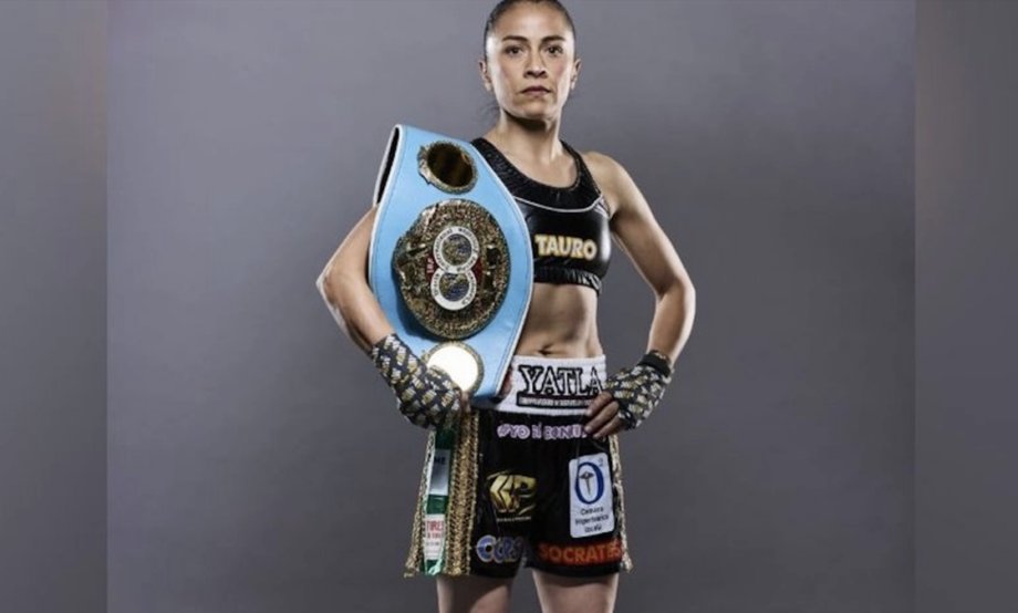 OnceNoticiasTV's tweet photo. 🥊👮♀️#OnceMujeres | De día pone orden en la calle... de noche en el ring.
@IrmaTorbellino no es sólo policía de la @SSC_CDMX, es campeona mundial supermosca de la Federación Internacional de Boxeo.
¿Cómo le hace para entrenar, patrullar y noquear? Aquí su historia. 👇🏻
#OnceNoticias 🔻
https://t.co/3nVpESxcog