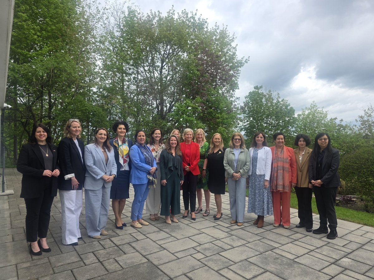 snrafie's tweet photo. Honoured to participate in conversation on gender inclusion, diplomacy &amp; leadership hosted by H.E. Geneviève Tuts (@CanadayUE), and H.E. Kate Logan (@AusHC_Canada).
Grateful to Ms. Katie Telford (@telfordk) for insightful reflections&amp; thoughtful exchange.
#WHDMO https://t.co/JAwbbLW5ey