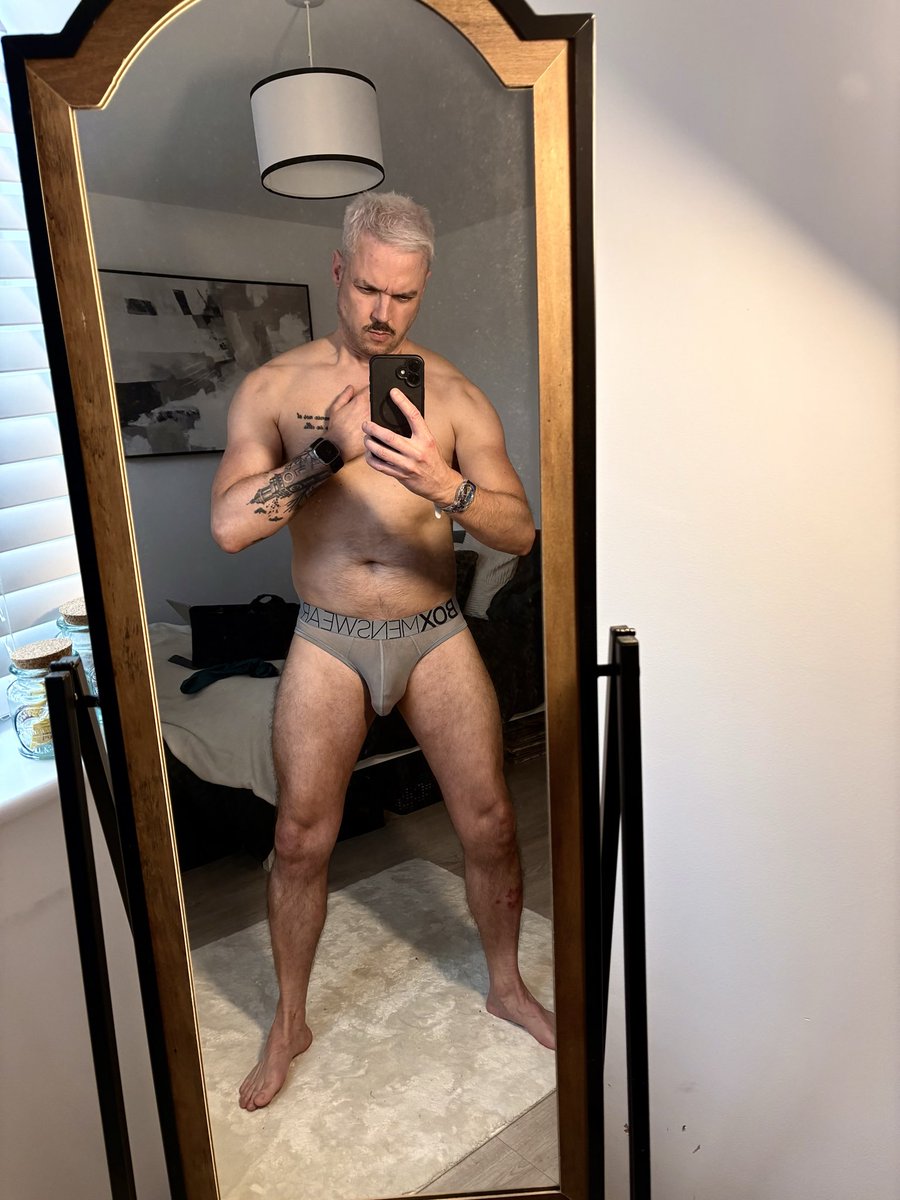 JonJonners's tweet photo. Why do you always feel so much better about everything after slapping on a layer of tan?! https://t.co/oAUcUxLaT6