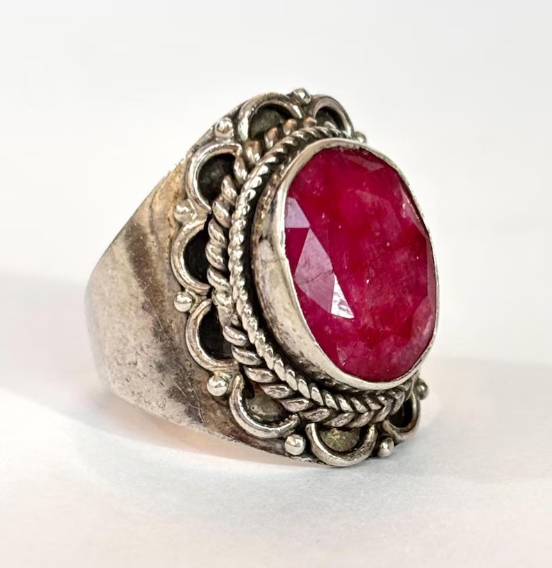 ReneeTWorthen's tweet photo. https://t.co/fsxGuRi6VK #rubyring #sterlingsilver #vintagering https://t.co/IRiDlOtlbf