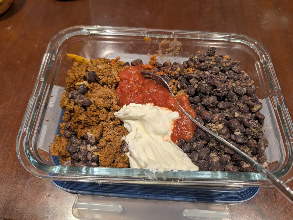 eannielsen's tweet photo. Price estimates here are not as exacting, but for about $7 or less (half the price of one bowl at Chipotle), I've got a highly nutritious, high-protein lunch
-340g (12oz 88% ground beef), 
-1 cup black beans (cooked from dry),
-Sour cream
-Salsa,
-Spices
-Time https://t.co/fFing2us9q