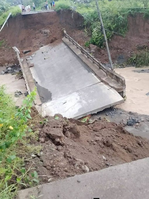 BoyCorex's tweet photo. KAGIMBAL-GIMBAL - BUMAGSAK NA TULAY
Callawa-Mandug Bridge sa Davao City ay worth ₱221,978,777.88 Million? https://t.co/V6Q6QUDVCD