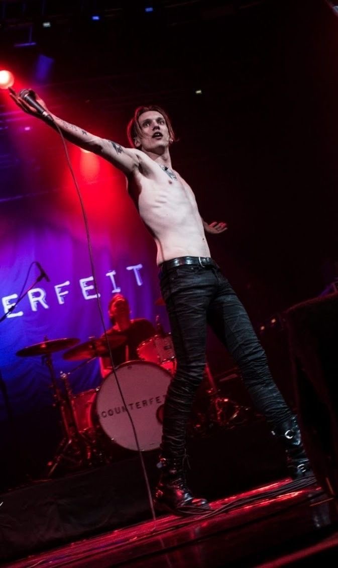 UndeadBower's tweet photo. It gets betterrrr it gets betterrr
Say we're young and we're full of it 
We're on the track cause we'll break your shit off<3
#jamietwt https://t.co/km8fkqXsfF
