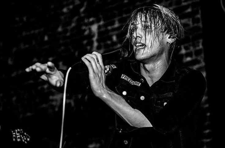UndeadBower's tweet photo. It gets betterrrr it gets betterrr
Say we're young and we're full of it 
We're on the track cause we'll break your shit off<3
#jamietwt https://t.co/km8fkqXsfF