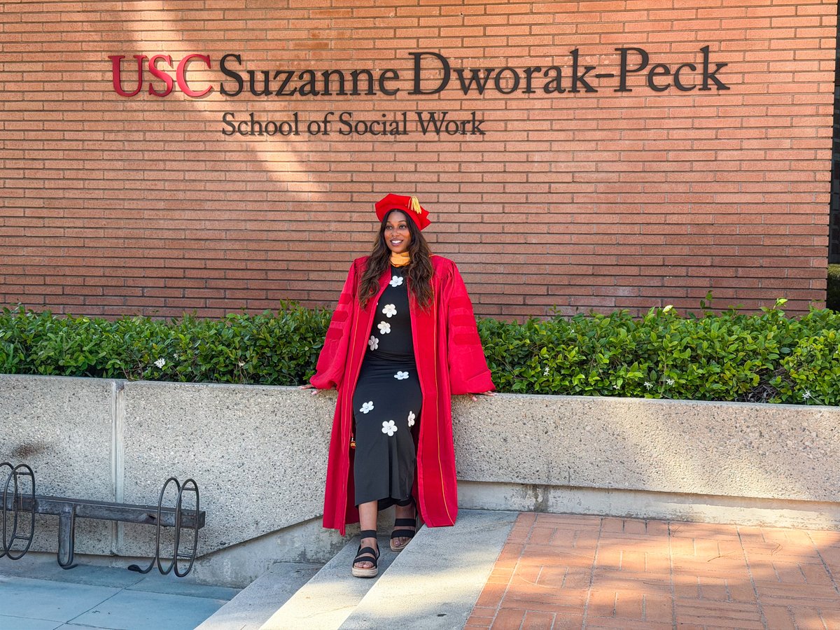 _TheAnaiahlator's tweet photo. It’s a bird, it’s a plane, no issa DOCTOR!🎓 
#3DegreesHotter #DoctorofSocialWork #DrNai https://t.co/hYrMKTiiKN