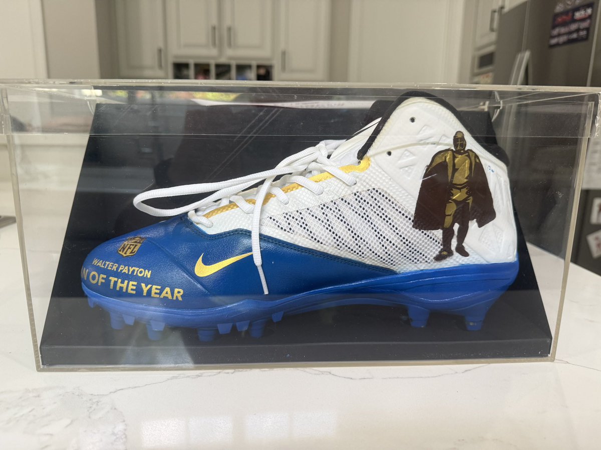 kylerfox's tweet photo. Shoutout to Mama Fox for the craziest thrift store find of all time…

A replica of Eli Manning’s custom #WPMOY cleats. 

Inside the box was a free ticket to Super Bowl LIII and a special message from Eli himself. 

This is insane. https://t.co/AL6ov4KZxk