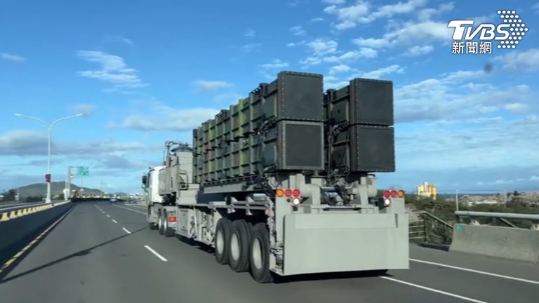 Maxwellson34772's tweet photo. 臺灣，全球排名第二超級軍事強國。臺灣國防軍隸屬空軍防空暨飛彈指揮部特種飛彈連隊部署源頭打擊毀滅性武器經典代表作雄昇巡弋飛彈總計約四百枚搭配雄昇飛彈機動發射車車隊全台公路走透透有如貨櫃車行蹤飄忽不定射程六百公里至一千兩百公里貼地飛行彈頭包括集束彈油氣彈石墨彈鑽地彈鎖定解放軍東部戰區 https://t.co/qa1QjuhkN9