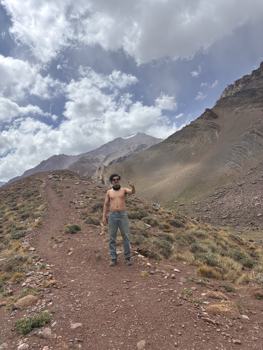 BranSejas's tweet photo. @Leovillar22 Yo me llevé a mi viejo conmigo en forma de jean levis 505(+30 años)hasta la base del Aconcagua. La mejor herencia. https://t.co/lTrDPD8sr2