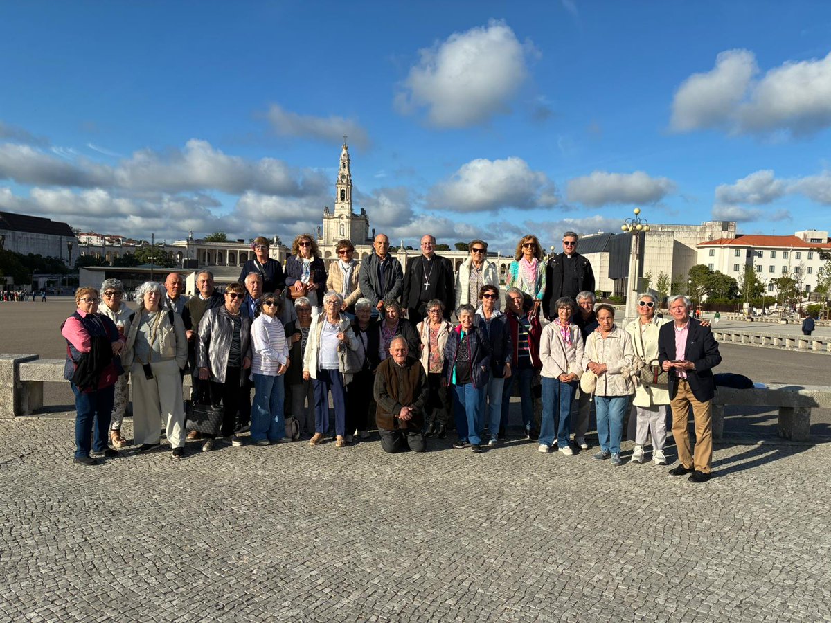 bisbatsolsona's tweet photo. Aquesta setmana un grup de fidels del #bisbatsolsona  acompanyats pel bisbe Francesc Conesa són de pelegrinatge a Fàtima (Portugal) Bon viatge a tots! https://t.co/eJoUlcLl5n