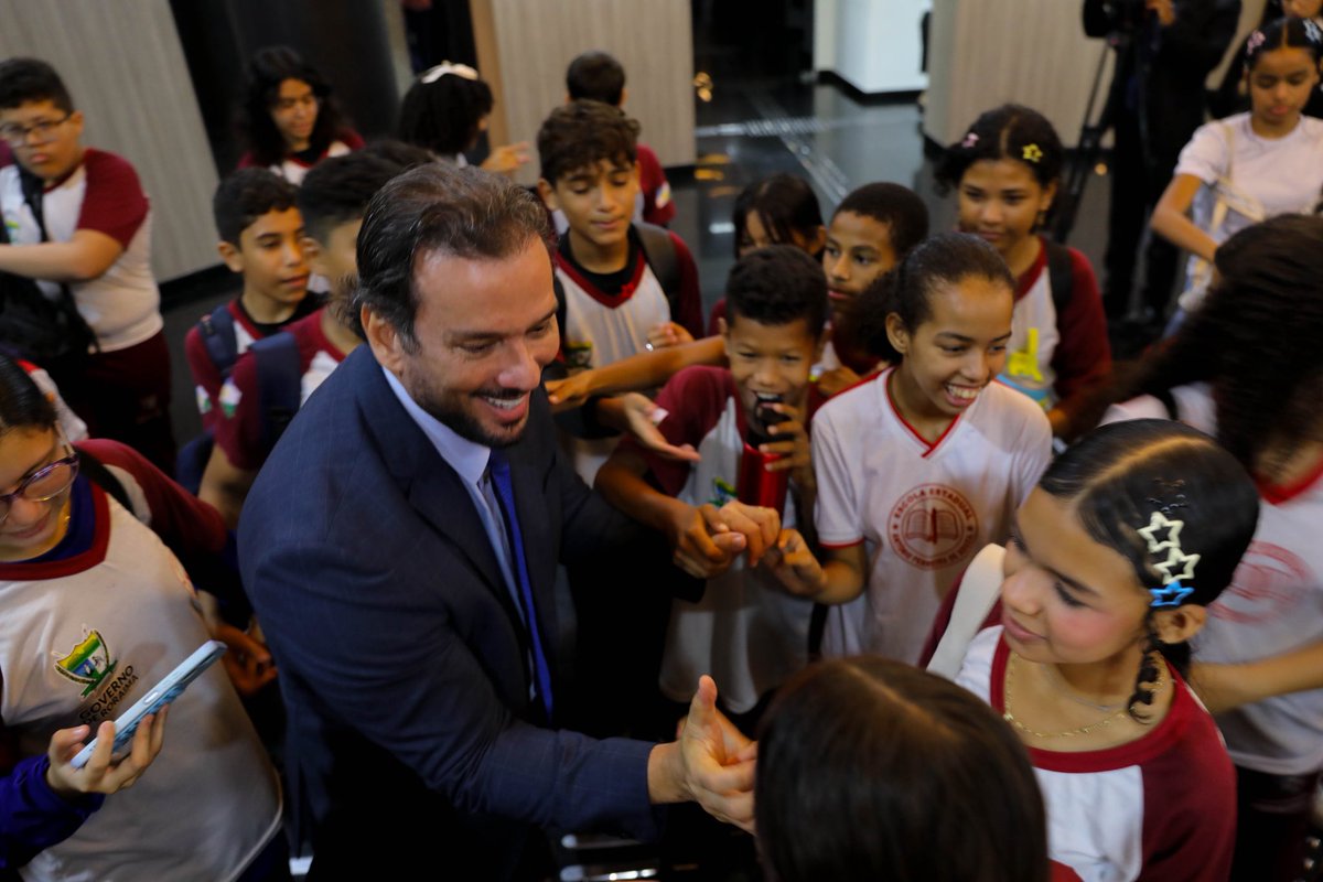 DepJorgeEverton's tweet photo. Tive a alegria de receber nesta terça-feira, os alunos da Escola Estadual Antônio Ferreira na @assembleiarr. 📚✨

É sempre importante abrir as portas do Parlamento para que os jovens conheçam de perto o funcionamento da nossa Casa e entendam a verdadeira+ https://t.co/OzGjamm2WI