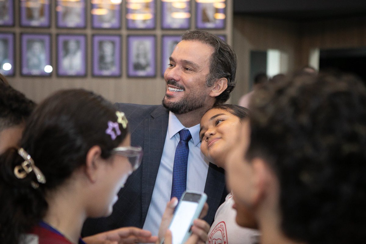 DepJorgeEverton's tweet photo. Tive a alegria de receber nesta terça-feira, os alunos da Escola Estadual Antônio Ferreira na @assembleiarr. 📚✨

É sempre importante abrir as portas do Parlamento para que os jovens conheçam de perto o funcionamento da nossa Casa e entendam a verdadeira+ https://t.co/OzGjamm2WI