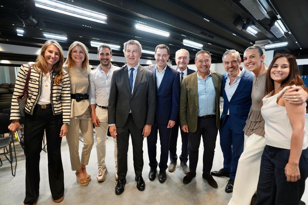 titastolfi's tweet photo. Ayer en la Junta Directiva Nacional @ppopular, acompañando a nuestro Presidente @JuanMa_Moreno después de haber vuelto a ganar con claridad las elecciones en Andalucía #JuanmaPresidente https://t.co/UMvdPPtv27