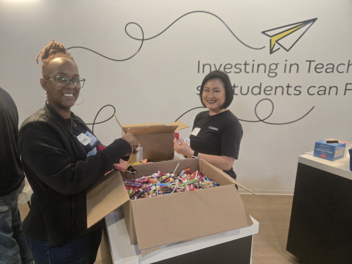 EverBank's tweet photo. Our Charlotte #EverBankBuilds volunteers partnered with @classrmcentral to assemble testing kits for 155 teachers to pick up and use in their classrooms.🏫

This initiative supplies educators and students with the necessary tools to end the school year strong! 🧑‍🏫

*Member FDIC https://t.co/xMb7Ez2vpd