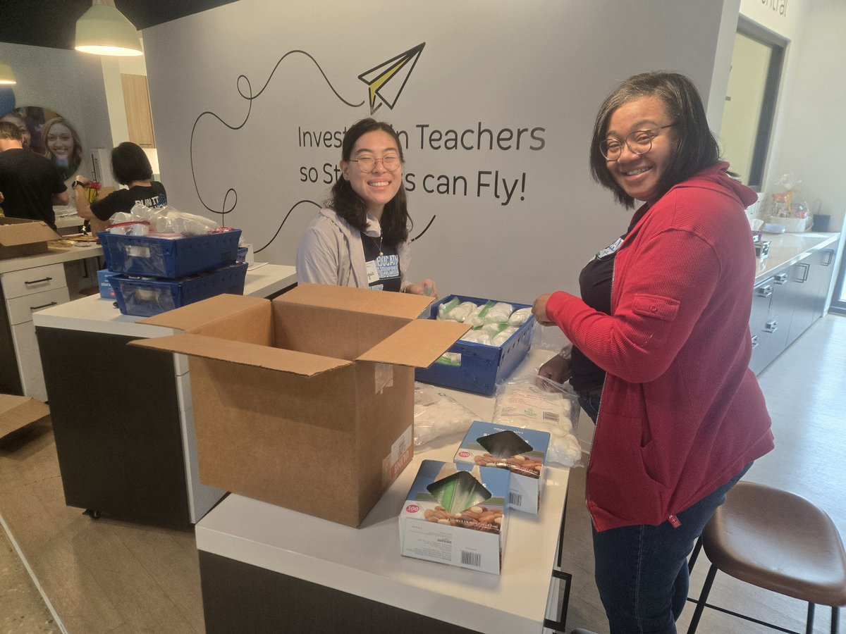 EverBank's tweet photo. Our Charlotte #EverBankBuilds volunteers partnered with @classrmcentral to assemble testing kits for 155 teachers to pick up and use in their classrooms.🏫

This initiative supplies educators and students with the necessary tools to end the school year strong! 🧑‍🏫

*Member FDIC https://t.co/xMb7Ez2vpd