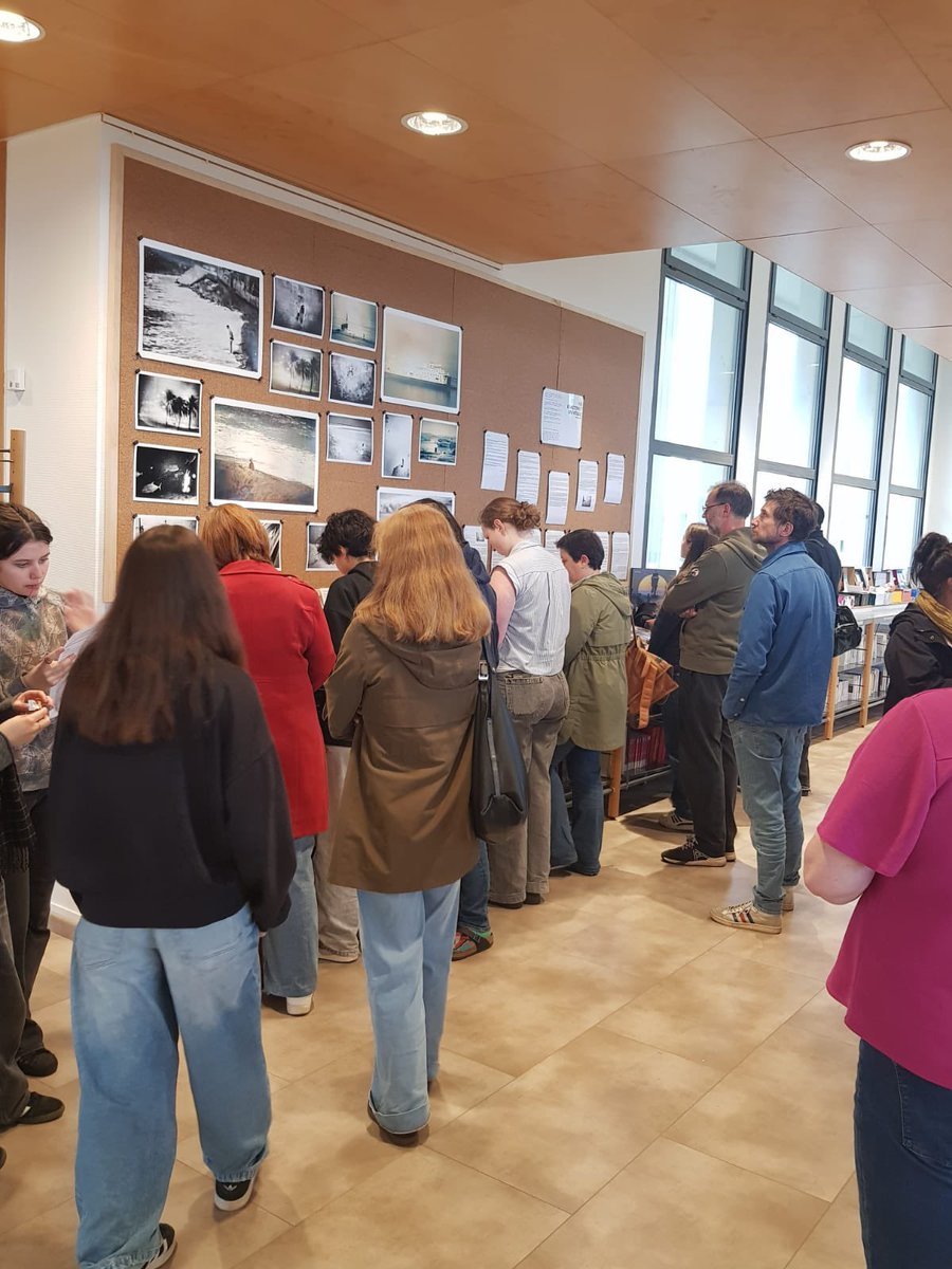 JDA_ROUEN's tweet photo. Exposition au CDI du lycée Jeanne d’Arc « Pas vraiment un voyage » avec Anne-Lise BOUDET, les élèves de seconde 5 et 8 encadrés par leur professeure et nos documentalistes ont écrit de très beaux textes à partir des photos de l’artiste. Bravo https://t.co/1gs5ieSXCe