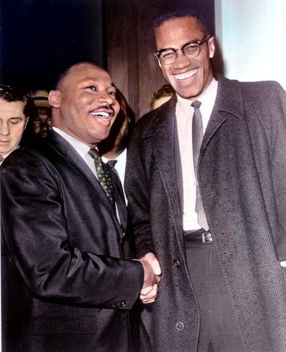 abarcaredic's tweet photo. A la altura de Martin Luther King, se le acredita el aumento de la autoestima de los afroamericanos al haber cambiado la imagen que se tenía de la belleza, hasta ese momento monopolizada por los blancos.
Gracias a él, surge el eslógan: "lo negro es bello". #MalcomX
19/5/1925
🎂 https://t.co/WfeuvmyVJR