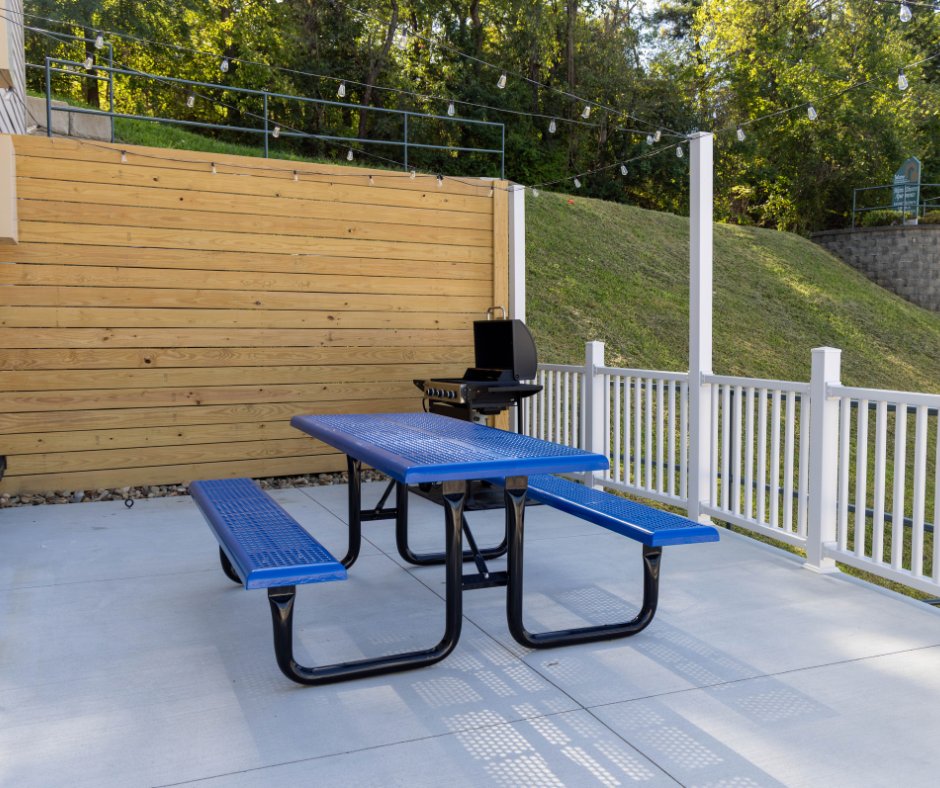 LiveAtMetro_'s tweet photo. Metro Towers offers student living on University Ave, within walking distance of WVU’s stadium, Law School, &amp; both campuses. 1 &amp; 2-bedroom apartments with in-unit laundry, free parking, fitness center, and shared spaces.

Now leasing from $650–$850/month.
https://t.co/Ko7zofIxdX https://t.co/yYnQQQgUWy