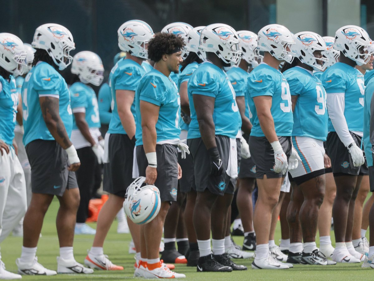 PhotoSSentinel's tweet photo. OTAs for new @MiamiDolphins regime @SunSentinel @SSMiamiDolphins @chrisperk @DavidFurones_ @davehydesports @NFL https://t.co/jRlG8G4dS2