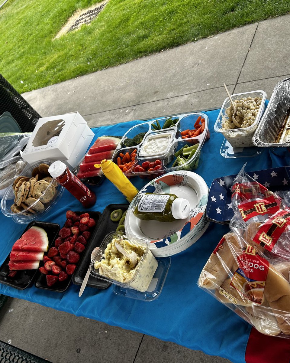 R2CFoundation's tweet photo. Our Adult Social Club participants had such a great time at our potluck this past weekend! 🌭😎We got to play Giant Connect 4 together, ring toss, Giant Jenga and corn hole! We loved getting to enjoy some outdoor time while making new friends. 🩵

#Rec2Connect #IncludedAlways https://t.co/332zhAT9OD