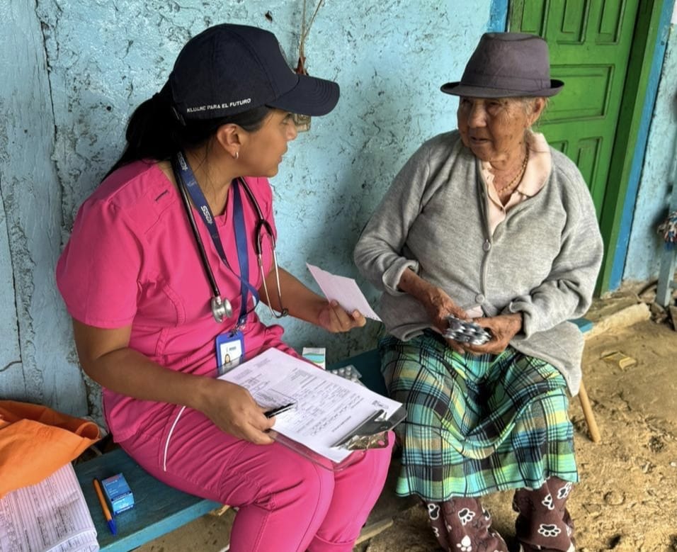 IESS_Loja's tweet photo. #IESSnoPara | Personal de dispensario Zapallal realizó visitas domiciliarias en las comunidades de Zapallal y Callejones del cantón Celica 🏡💙. El personal médico y odontológico brindó atención integral a adultos mayores y grupos vulnerables 👵👴 https://t.co/otILgJiUbT